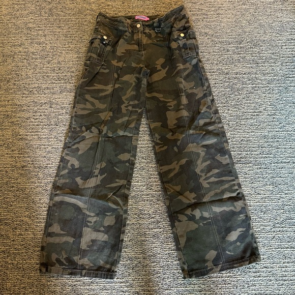 Edikted Aya Low-Rise Cargo Pants - Picture 2 of 10